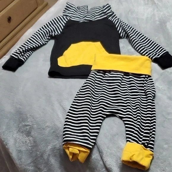 🐻 Black and Yellow outfit size 3 months - Picture 1 of 1